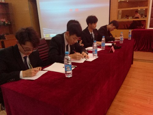 1526259602405445.jpg 辩论赛2.jpg